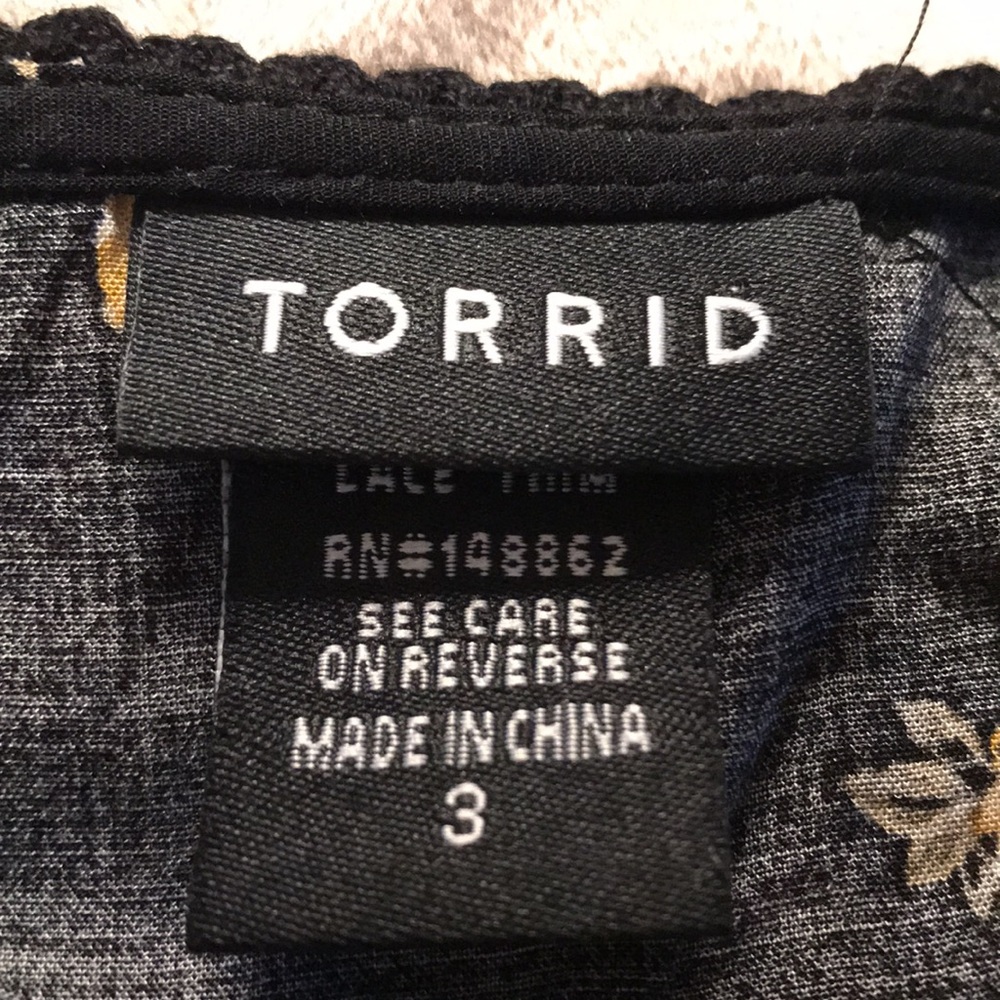 Torrid Black with yellow roses print blouse SZ 3 - Picture 6 of 7